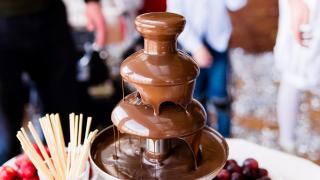 Schokobrunnen in Betrieb mit Schokolade